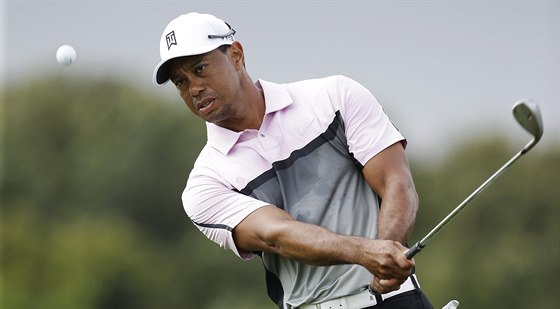 TRÉNINK. Golfista Tiger Woods se pipravuje na turnaj Cadillac Championship ve...