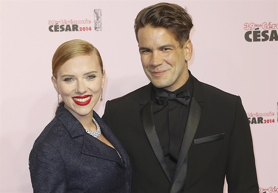 Scarlett Johanssonová a Romain Dauriac na udílení cen Cesar (Paříž, 28. února...