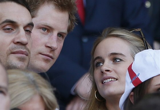 Princ Harry a Cressida Bonasová na ragbyovém zápase (Londýn, 9. bezna 2014)