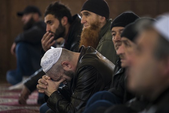 Krymští Tataři se modlí v mešitě ve městě Bachčisaraj poblíž Simferopolu....