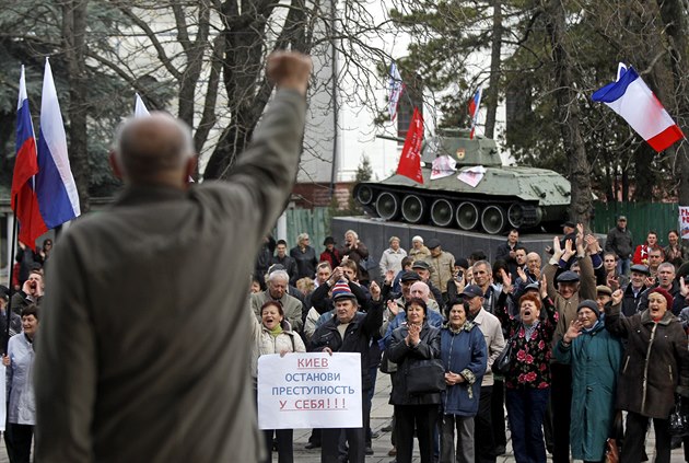 Proruská demonstrace u vládní budovy v krymském Simferopolu. (6. b�ezna 2014)