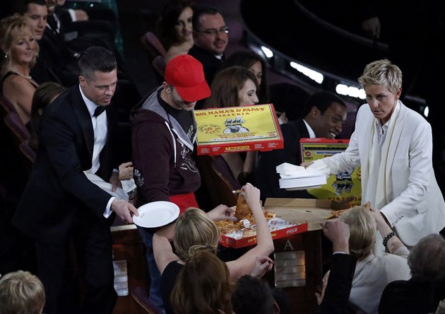 Moderátorka ve�era Ellen DeGeneres rozná�í host�m pizzu, Brad Pitt podává...