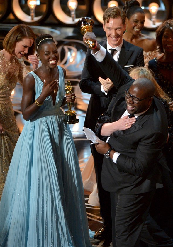 Re�isér Steve McQueen a here�ka Lupita Nyong'o se radují z Oscar�, které dostal...