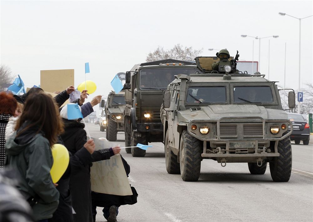 Vojenský konvoj s ruskými registraními znakami projídí kolem proukrajisnké a