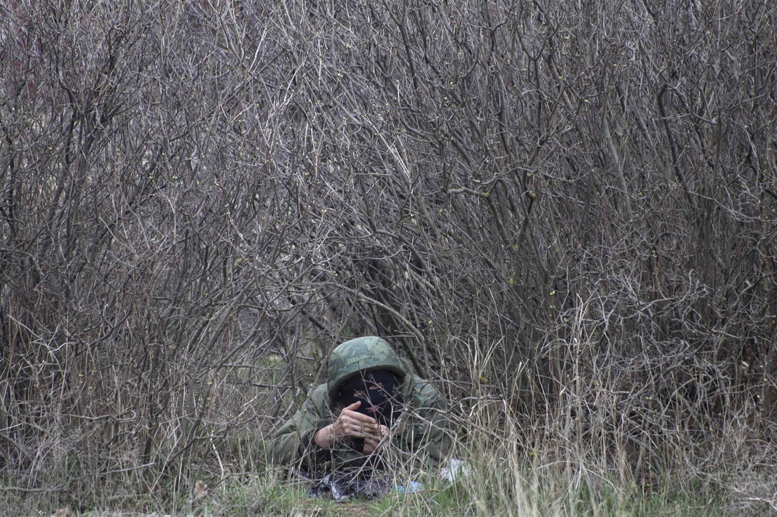 Ruský voják st�e�í leteckou základnu Belbek na Krymu (4. b�ezna 2014)