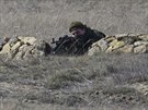 Ruský voják steí námoní základnu Novoozerne na Krymu (4. bezna 2014)