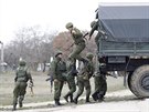 Rutí vojáci na letiti Belbek na Krymu (4. bezna 2014)