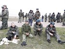 Ukrajintí vojáci dorazili v úterý k letiti Belbek, aby vyjednávali s ruskými...