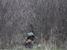 Ruský voják steí leteckou základnu Belbek na Krymu (4. bezna 2014)
