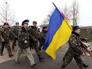 Ukrajintí vojáci pochodují k letecké základn Belbek (4. bezna 2014)