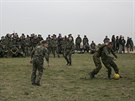 Ukrajintí vojáci si ekání ped leteckou základnou Belbek krátili kopanou (4....