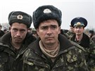 Ukrajintí vojáci ped leteckou základnou Belbek (4. bezna 2014)