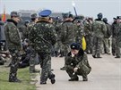 Ukrajintí vojáci ped leteckou základnou Belbek (4. bezna 2014)