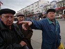 Obyvatelé Krymu vániv debatují v centru Simferopolu (5. bezna 2014)
