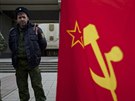 Písluník krymské kozácké milice steí budovu parlamentu v Simferopolu (6....