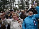 Krymtí Rusové v centru Simferopolu vítají rozhodnutí místního parlamentu o...