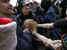 Proti ruské agresi na Krymu demonstrovaly v centru Simferopolu nahé ukrajinské...