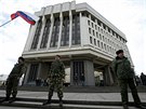 Písluníci krymské kozácké milice steí budovu parlamentu v Simferopolu (6....