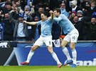 EUFORIE. Samir Nasri (vlevo) z Manchesteru City práv otoil finále ligového