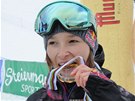 árka Panochová ochutnává medaili po závod ve slopestylu v Kreischbergu.
