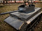 Replika tanku se symbolem Hitlerovy armády na Matjské pouti v Praze. Majitel...