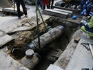 Dlníci odstraují ást  potrubí,  z nho v dubnu 2013 v Divadelní ulici v...