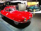 Znaky tady nezapomínají ani na svou slavnou historii. Alfa Romeo Disco Volante...