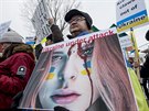 Kanadtí Ukrajinci protestovali ped ruskou ambasádou v Ottaw (1. bezna 2014)