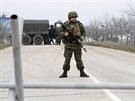 Ozbrojenec steí cestu k letiti Belbek nedaleko Sevastopolu (1. bezna 2014).