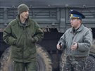 Ukrajinský dstojník se baví s ruskými vojáky na letiti v Belbeku. (4. bezna...