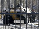 Ukrajinský obrnný transportér stojí u brány vojenské základny v pístavu Ker....