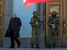 Ozbrojená strá ped vchodem do jedné z ministerských budov v Simferopolu. (3....