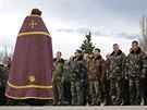 Knz pedítá modlitbu za mír ped ukrajinskými vojáky na krymské základn...