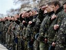 Ukrajintí vojáci pi modlitb za mír na krymské základn Belbek nedaleko...