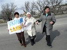 eny picházejí na proukrajinskou demonstraci v Simferopolu. (6. bezna 2014)