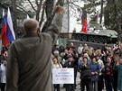 Proruská demonstrace u vládní budovy v krymském Simferopolu. (6. bezna 2014)