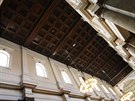Ozdobou ostravsk� katedr�ly je i starobyl� kazetov� strop.