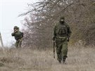 Ozbrojení mui hlídají okolí letit Belbek na Krymu.