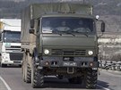 Ruské vojenské vozy na cest ze Sevastopolu do Simferopolu na Krymu.