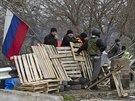 Prorutí dobrovolníci na kontrolním stanoviti u letit Belbek na Krymu.
