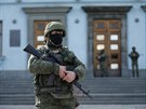 Ozbrojenec hlídkuje nedaleko vládní budovy v Krymské metropoli Simferopol.