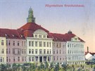 Historická pohlednice s hlavní budovou eskobudjovické nemocnice.