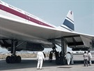 Prototyp Concorde v péči mechaniků před letem.