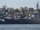 Vojenské lod v Sevastopolu v roce 2007. S oznaením F 241 je vidt turecká...