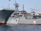 Zleva pí ukrajinské vyloovací lodi polského typu Polnocny, dále vykukuje...