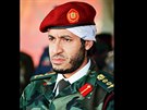 Syn libyjského vdce Muammara Kaddáfího na nedatovaném snímku sleduje vojenské...