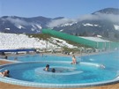 RELAX PO LYOVÁNÍ. Krom venkovního bazénu s alpskými výhledy láká akvapark...
