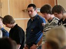 Trojice obalovaných z vrady patnáctileté dívky v Jihlav ped krajským soudem...