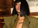 Rihanna si vyrazila v koeném saku, pod ním nemla nic.
