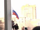 V Doncku lidé stáhli ukrajinskou vlajku a vyvsili ruskou.